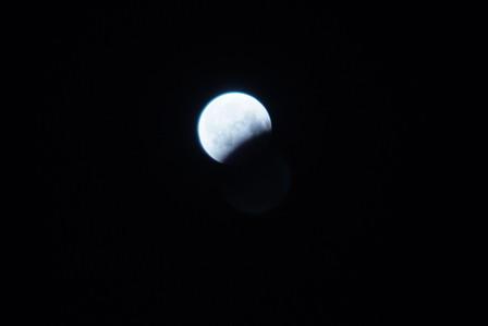 eclissi parziale di luna 16AGO08_ (20).JPG